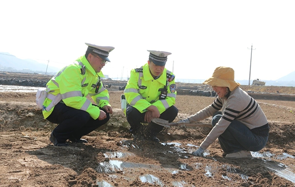 蹲下是家常 起身是守护 榆中公安全力护航春耕