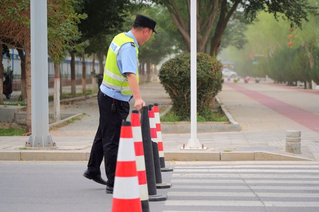 阿克塞公安站好“护学岗” ，上好“开学第一课”，点亮“平安新学期” ，全力筑牢校园安全防线